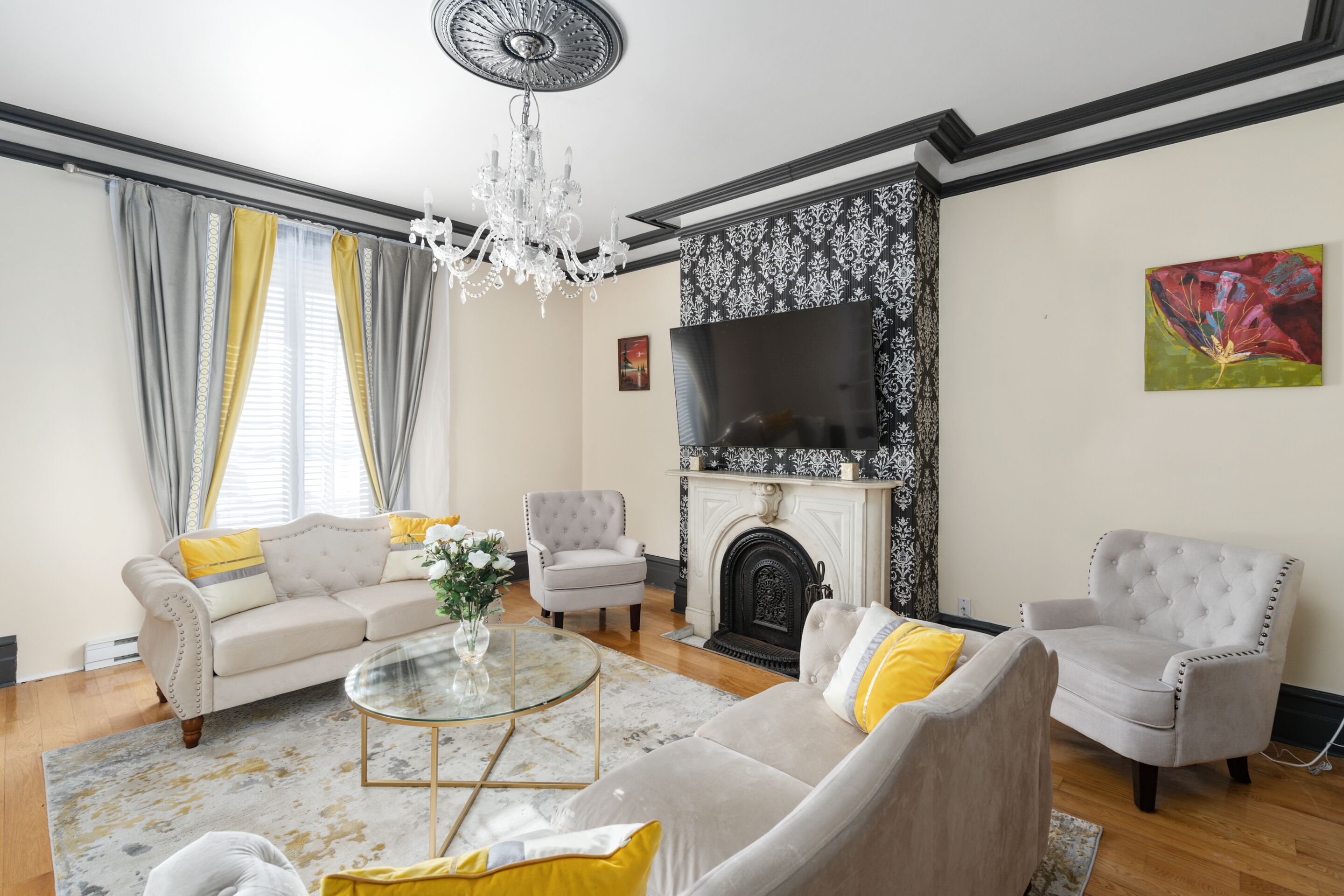 Älytelevisio, takka, kirjoja