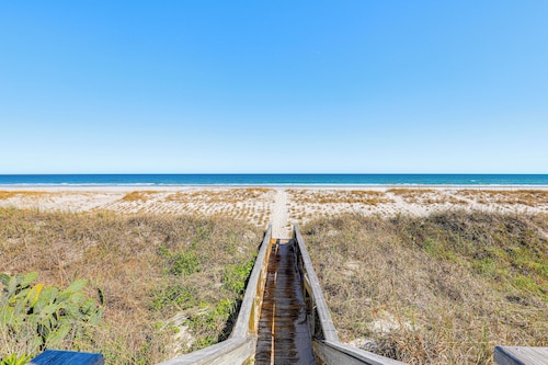 Oceanfront Gem w/ Rooftop Deck: Steps to Sand