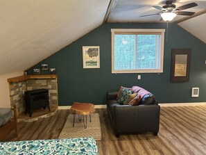 1 bedroom, free WiFi, bed sheets - 5 miles to Mt. Rainier Nisqually entrance (ashford)