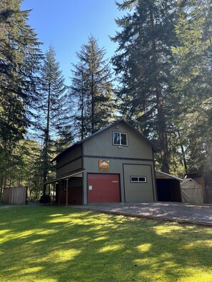 Exterior - 5 miles to Mt. Rainier Nisqually entrance (ashford)