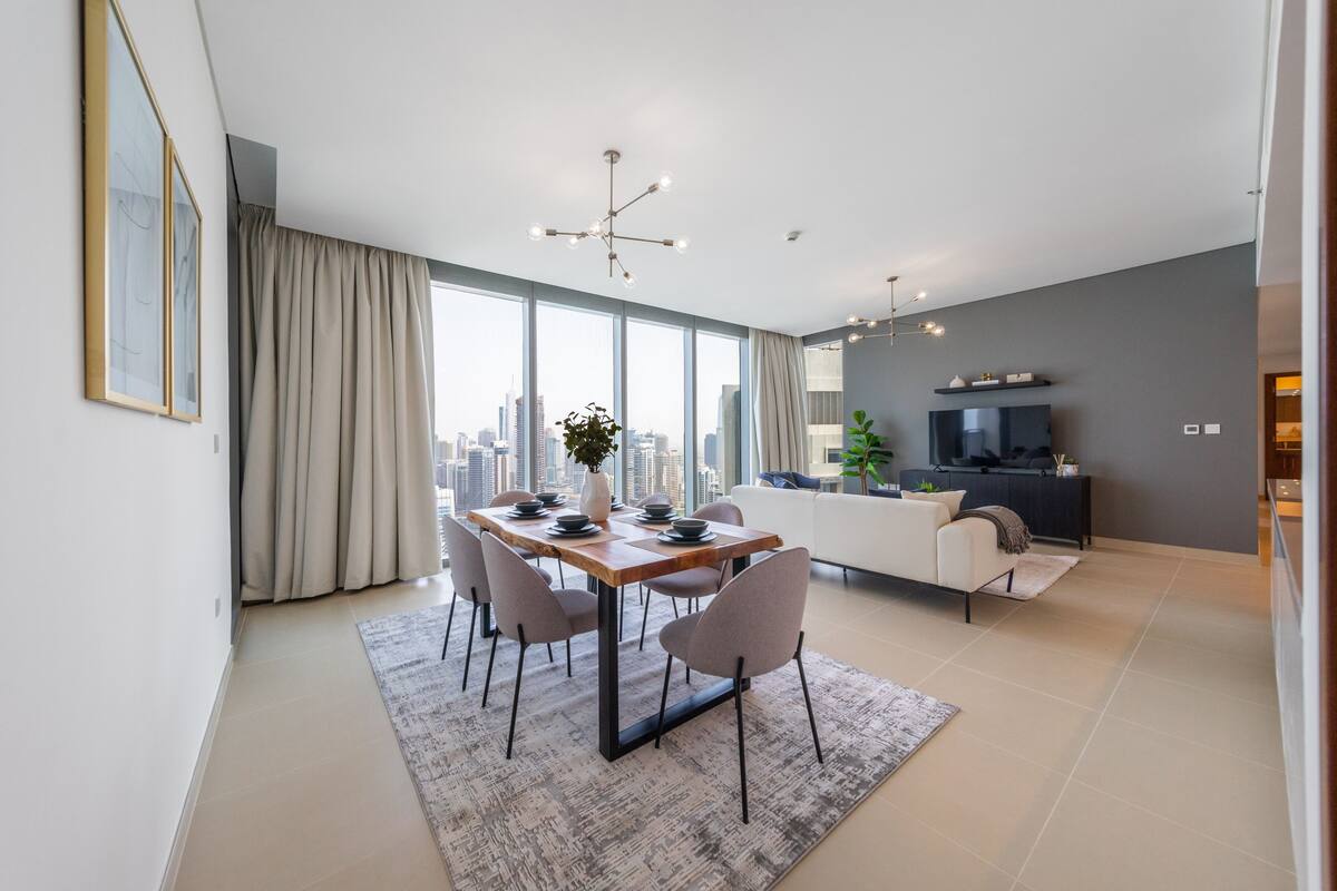 Een modern appartement met een eethoek, keuken en woonruimte.