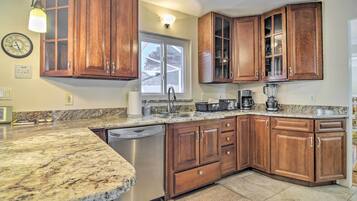 Coffee/tea maker, fridge, microwave, stovetop