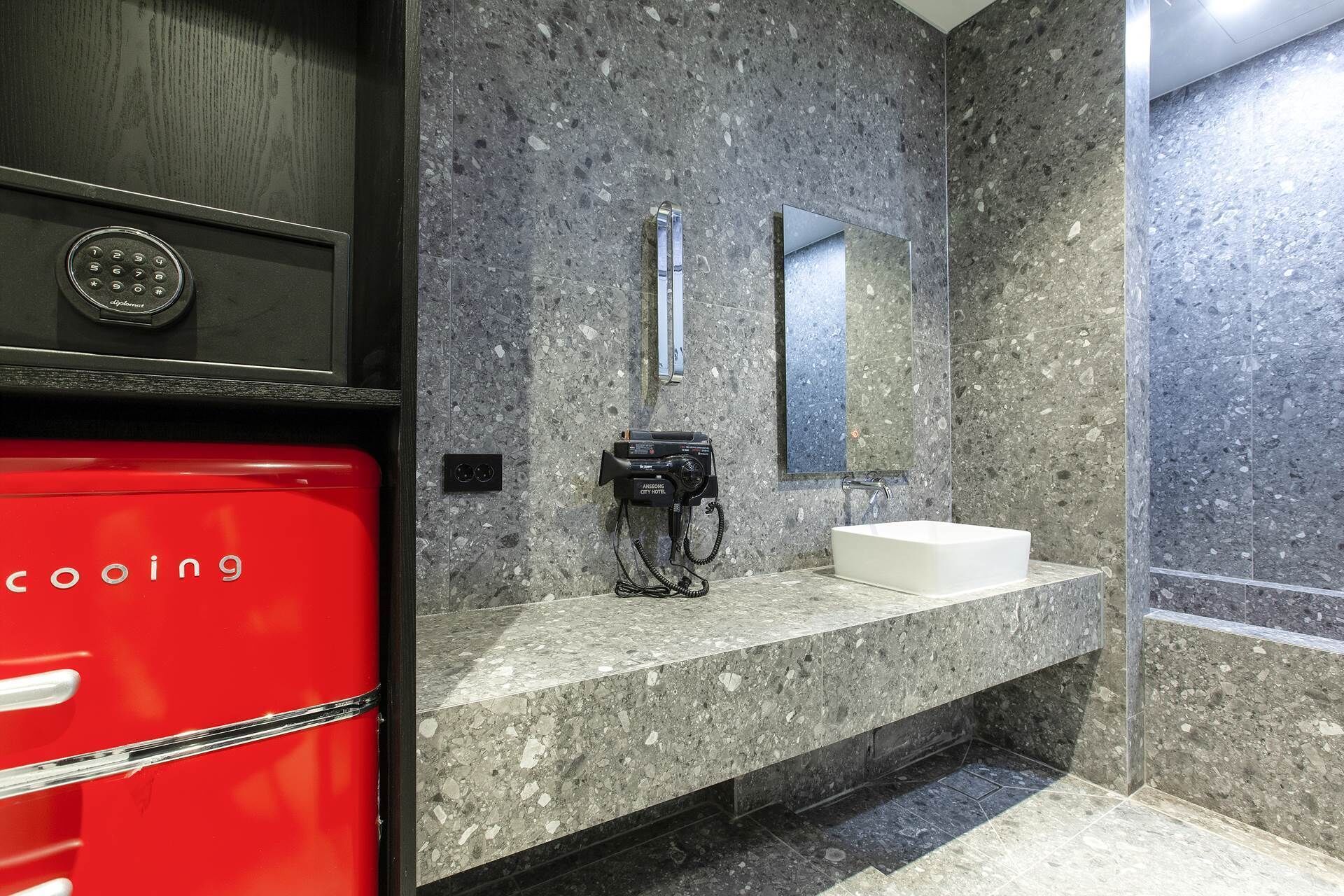 Dobbeltrom – signature | Bad | Separat badekar og dusj, hårføner, badekåper og bidé