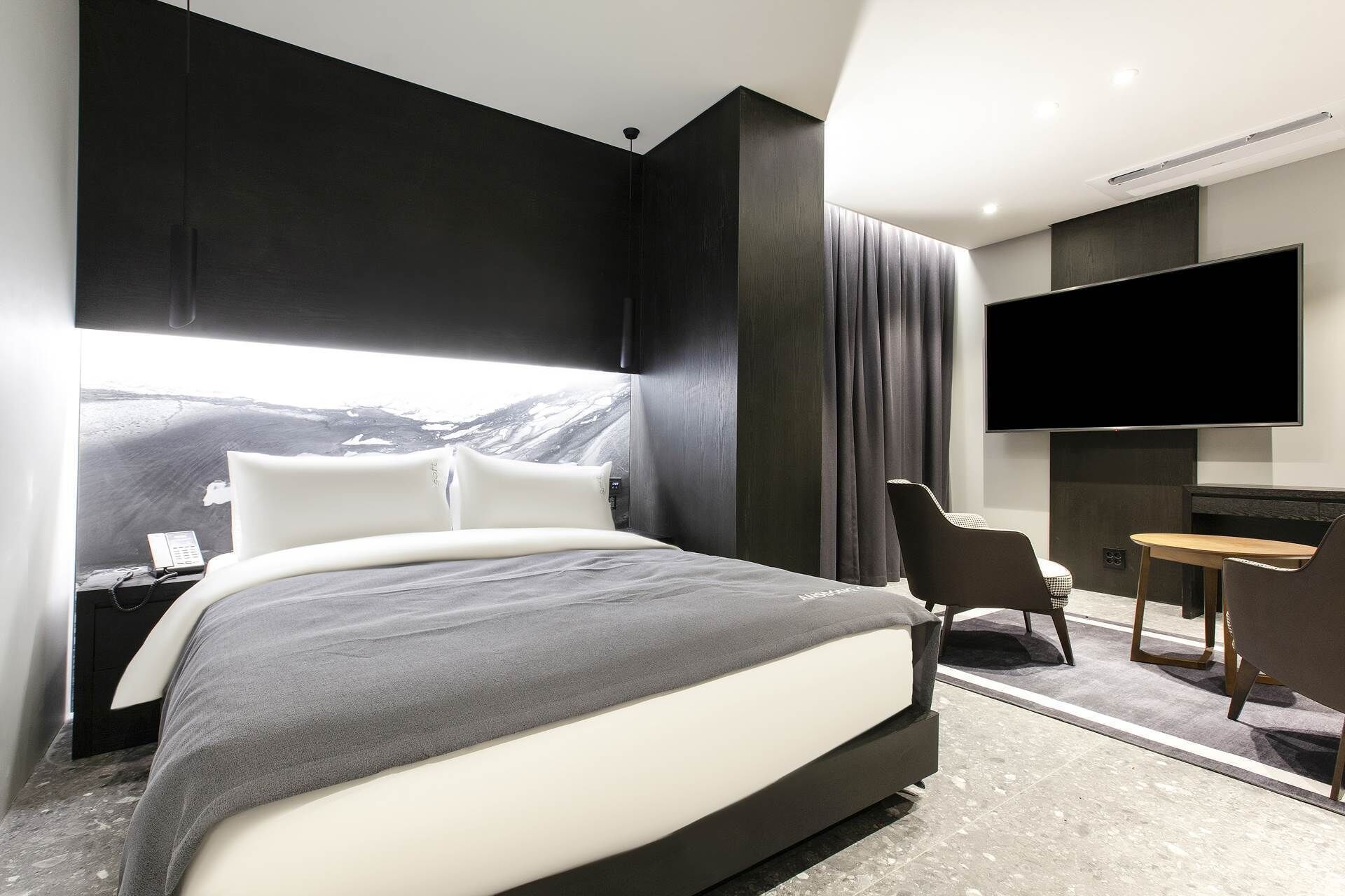 Dobbeltrom – signature | Sengetøy av topp kvalitet, dundyner og safe på rommet