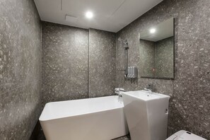 Premier-Zweibettzimmer | Badezimmer | Badewanne und Dusche (separat), Haartrockner, Bademäntel, Bidet