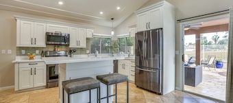 Pool, Hot Tub & Golf Course View: Glendale Oasis!