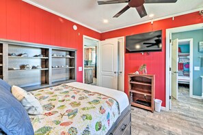4 bedrooms, desk, travel cot, Internet - Coastal Home: Walk to Holden Beach! (Holden Beach)