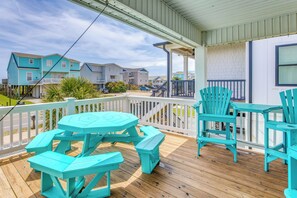 Outdoor dining - Coastal Home: Walk to Holden Beach! (Holden Beach)