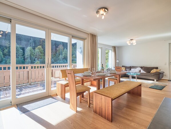 Dining - Luxury property with almost a ski-in/ski-out location (Saalbach-Hinterglemm)