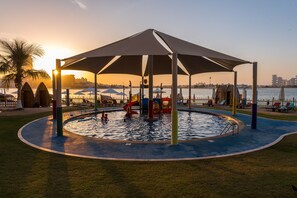 Piscine extérieure, parasols, chaises longues