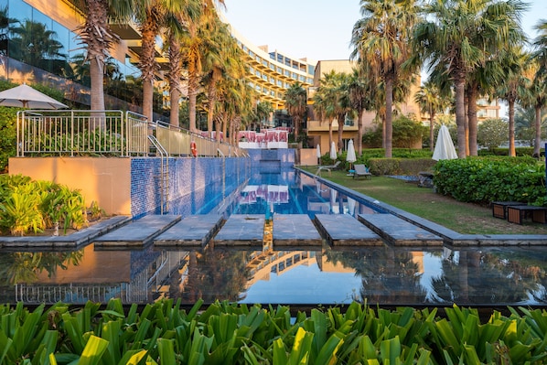 Outdoor pool, pool umbrellas, sun loungers - EDEN'S Homes & Villas - Dream Palm Residences (Dubai)