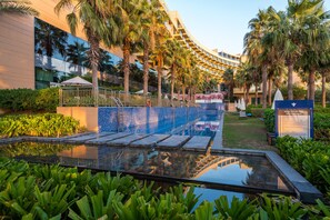 Piscine extérieure, parasols, chaises longues