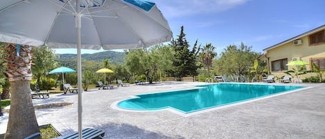 Piscine à débordement