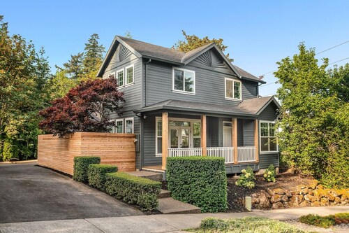 Private Newly Renovated modern loft studio with Free Parking, AC/Heat and WiFi 