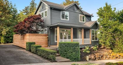 Private Newly Renovated modern loft studio with Free Parking, AC/Heat and WiFi