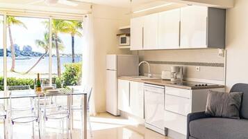 Een koelkast, een magnetron, een oven, een kookplaat