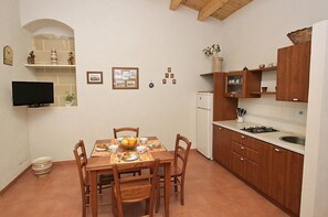 Frigorifero, piano cottura, macchina per tè/caffè