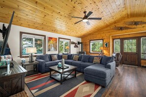 Smart-TV, Kamin, Bücher