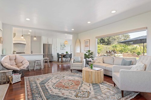 Beautiful Bella Luna, near the beach, Sleeps 6 with Jacuzzi and Firepit!