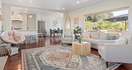 Beautiful Bella Luna, near the beach, Sleeps 6 with Jacuzzi and Firepit!