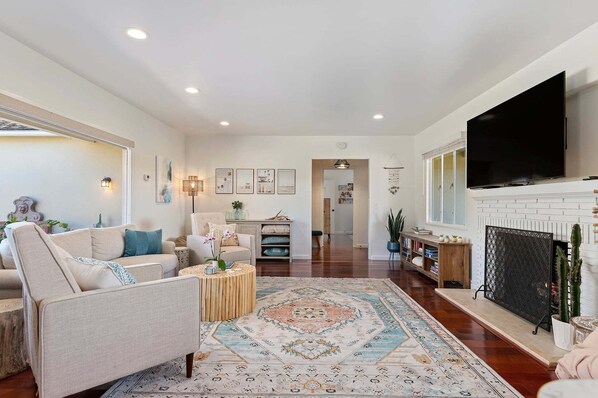 Interior - Beautiful Bella Luna, near the beach, Sleeps 6 with Jacuzzi and Firepit! (Carpinteria)