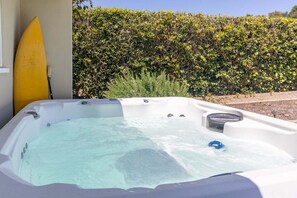 Outdoor spa tub - Beautiful Bella Luna, near the beach, Sleeps 6 with Jacuzzi and Firepit! (Carpinteria)