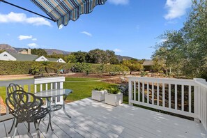 Outdoor dining - Beautiful Bella Luna, near the beach, Sleeps 6 with Jacuzzi and Firepit! (Carpinteria)