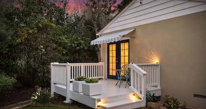 Beautiful Bella Luna, near the beach, Sleeps 6 with Jacuzzi and Firepit!