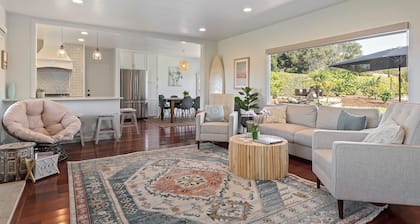 Beautiful Bella Luna, near the beach, Sleeps 6 with Jacuzzi and Firepit!