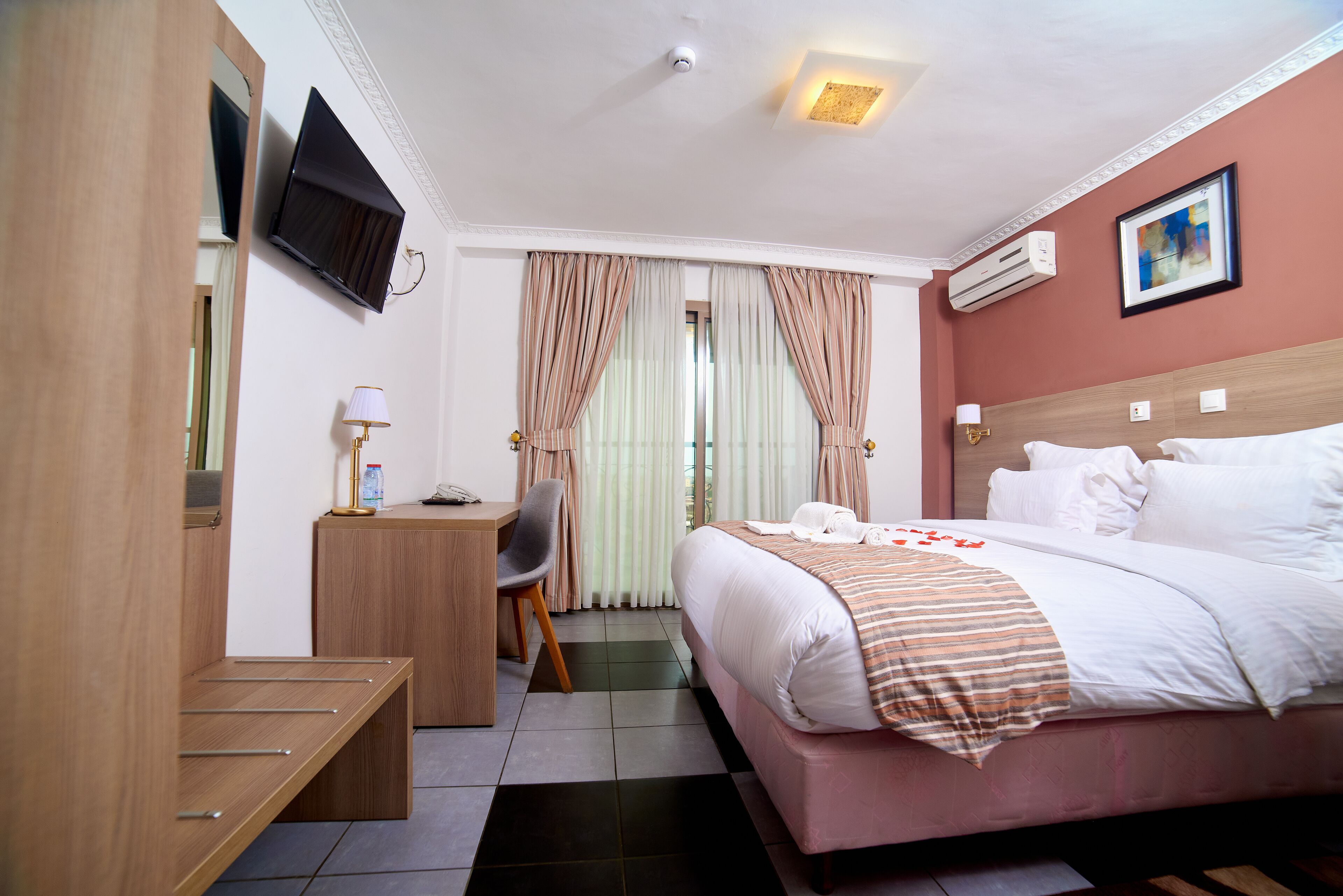 standard room | egyptian cotton sheets, premium bedding, down duvets, minibar