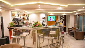 2 bares, bar junto a la piscina