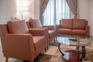 Suite Deluks | Area keluarga | Smart TV 43-inci dengan saluran TV digital, TV, dan smart speaker