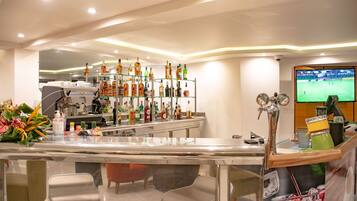 2 bars/lounges, cocktail bar