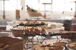 Petit déjeuner buffet (10 EUR par personne)