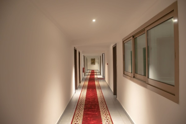 Deluxe-Suite | Wohnbereich | 43-Zoll-Smart-TV mit Digitalempfang, Fernseher, Smart Speakers