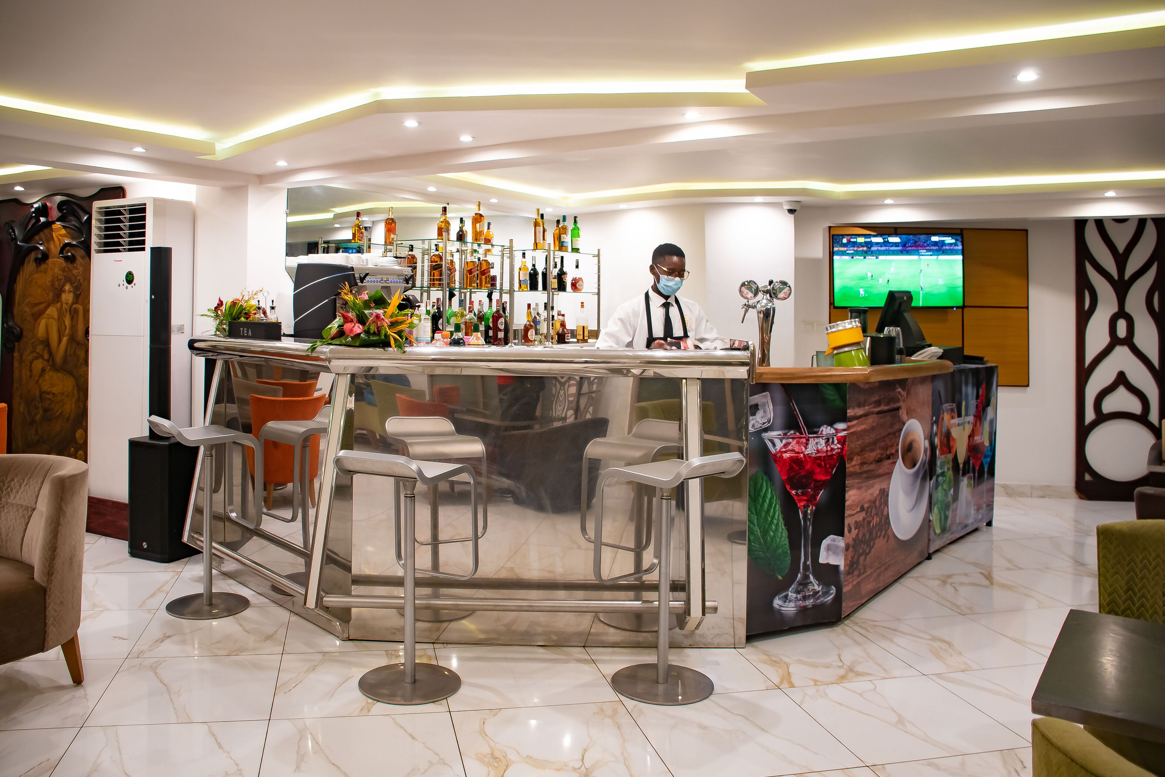 2 bars/lounges, poolside bar