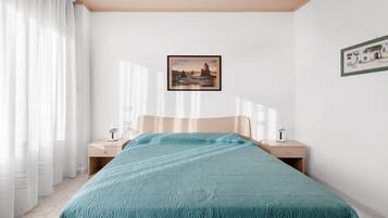 1 bedroom, bed sheets