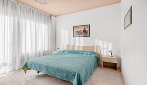 1 bedroom, bed sheets