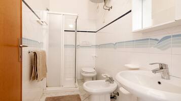 Dusch, handdukar och toalettpapper