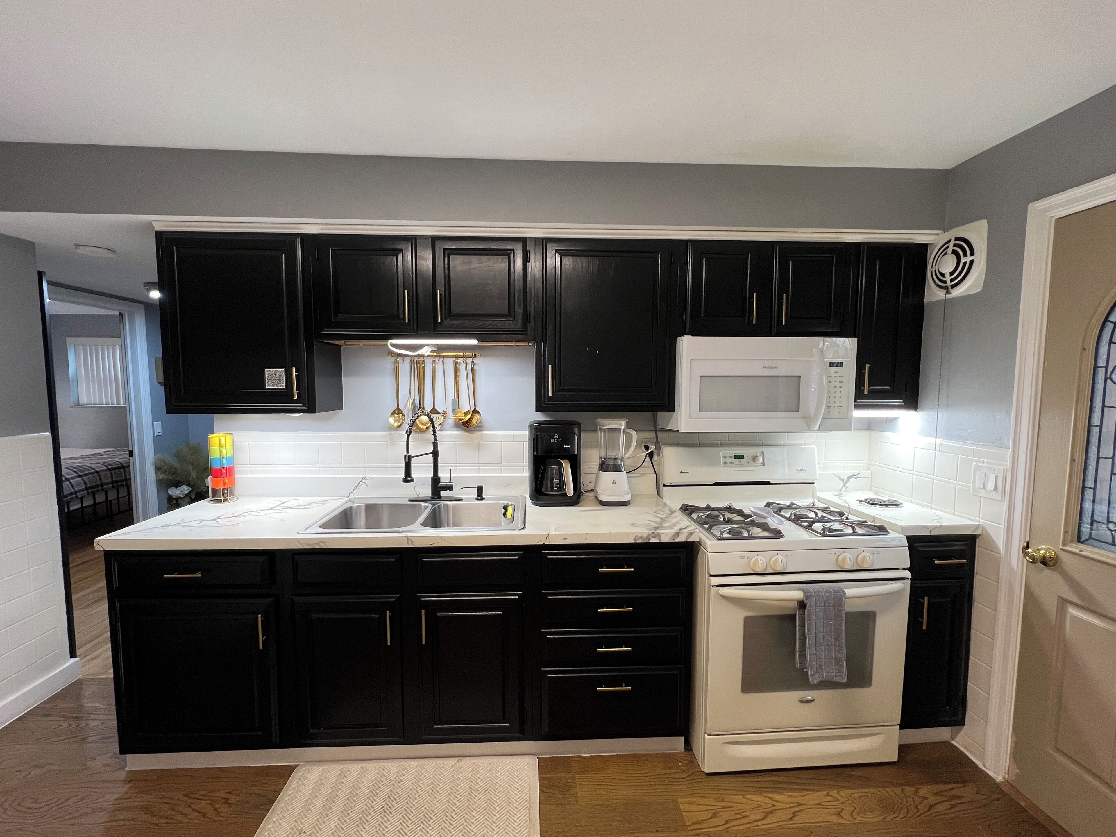 冷蔵庫、電子レンジ、オーブン、コンロ