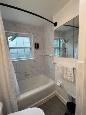 Combined shower/tub, hair dryer, towels, soap - Cozy, Modern Escape; PlayStation 5 and King Suite (Cincinnati)