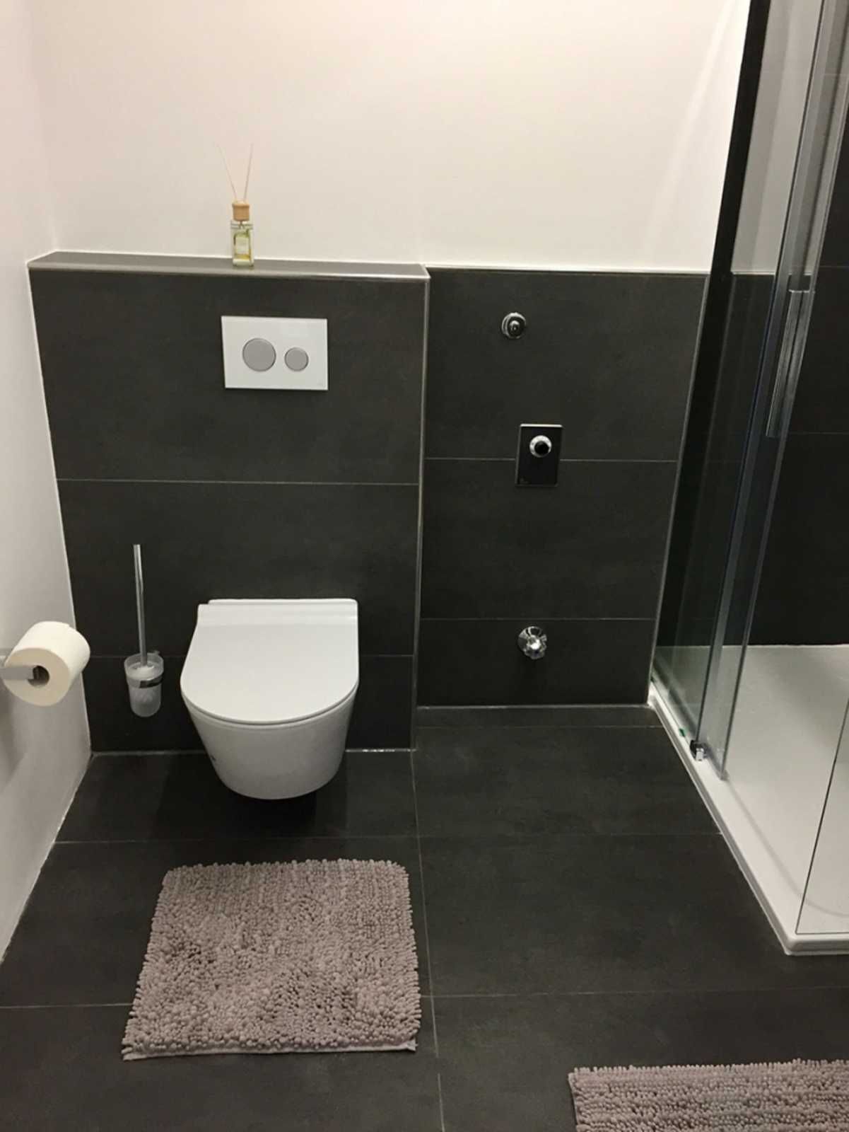 Dusche, Haartrockner, Handtücher, Toilettenpapier