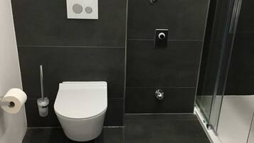 Dusche, Haartrockner, Handtücher, Toilettenpapier