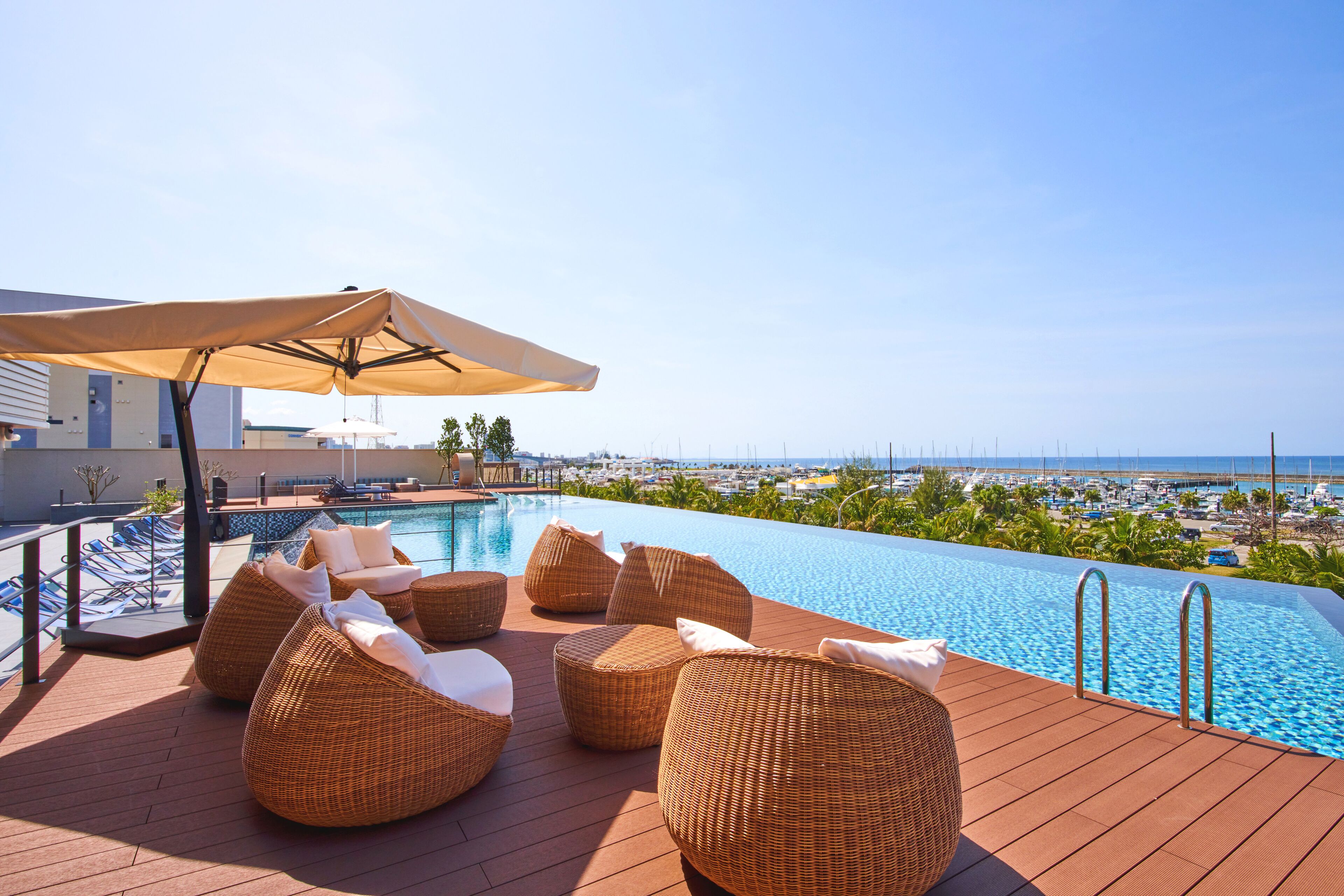 Una piscina cubierta, 2 piscinas al aire libre