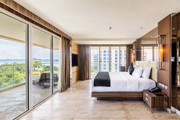Suite familiar, varias camas, balcón, vistas al mar (Living Room) | Caja fuerte, escritorio, espacio para trabajar con un portátil