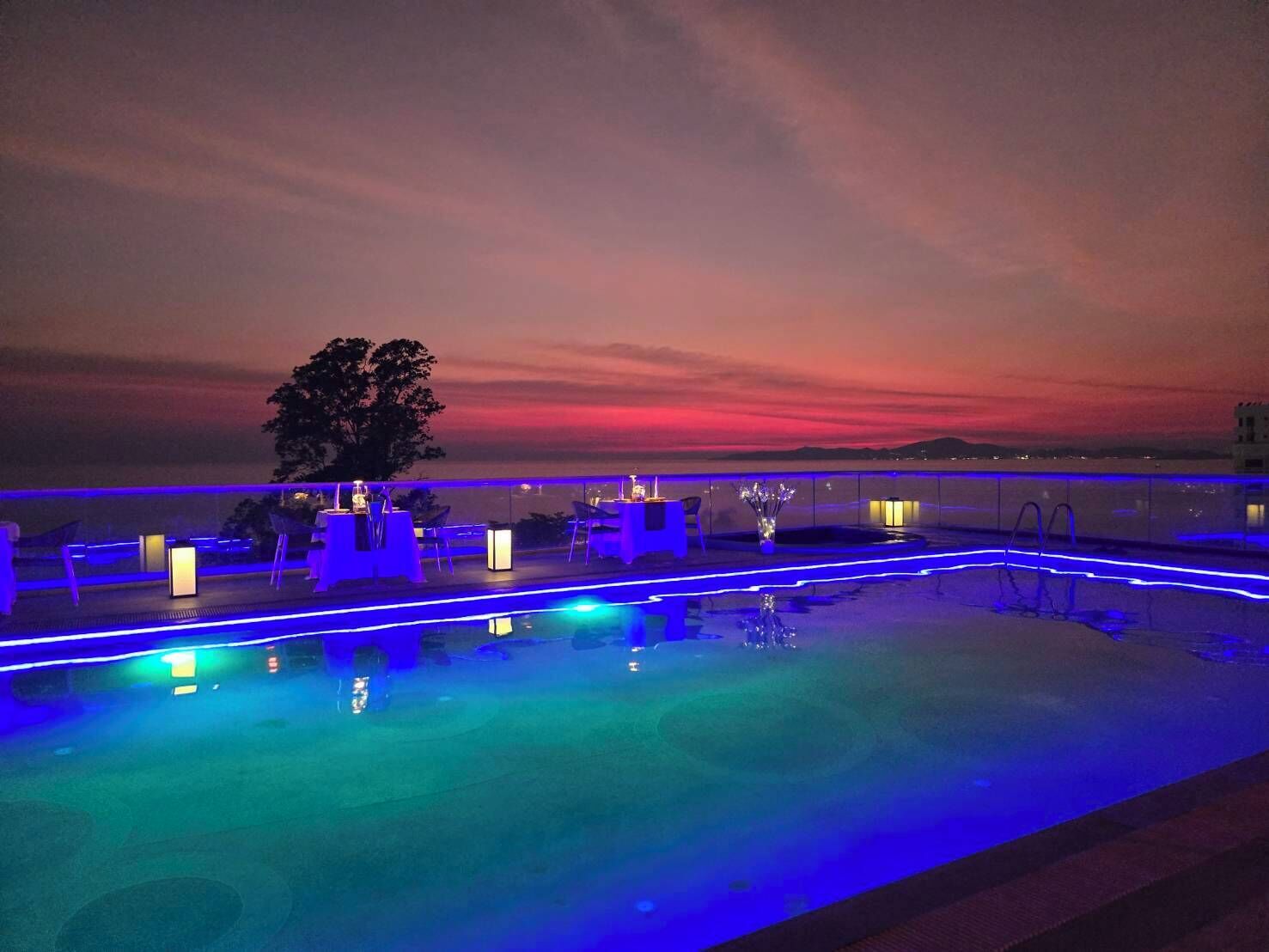 Piscina externa, espreguiçadeiras