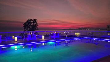 Piscina externa, espreguiçadeiras