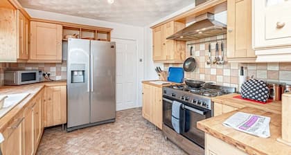 Trearddur Bay Home with a View, Beach & Snowdon Mountain Range and Hot Tub