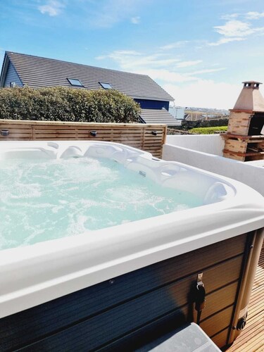 Trearddur Bay Home with a View, Beach & Snowdon Mountain Range and Hot Tub