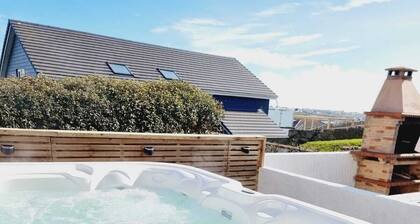 Trearddur Bay Home with a View, Beach & Snowdon Mountain Range and Hot Tub